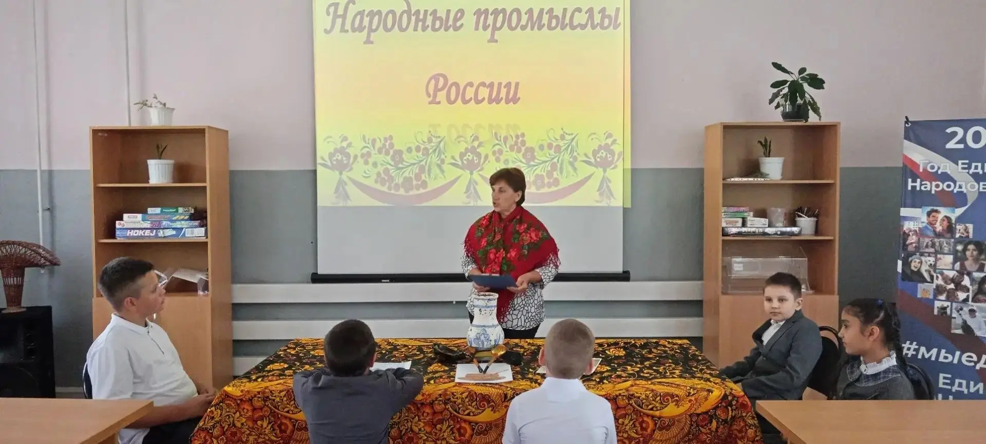 Россия — это огромная страна с богатой культурой. Её народ славится народными художеств...