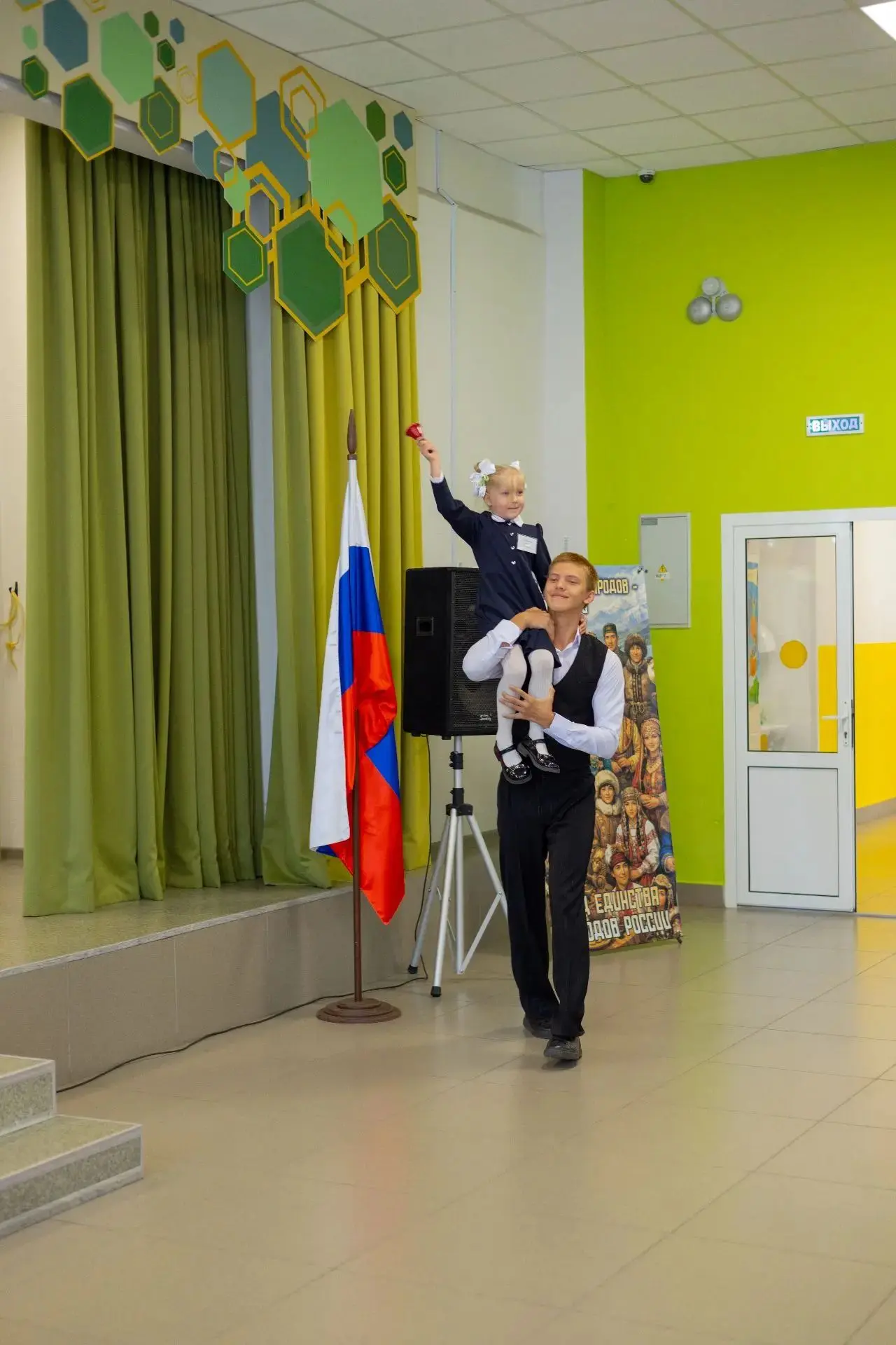 👏🍁Алексей Кузнецов по поручению Губернатора Дениса Паслера поздравил школьников, учит...
