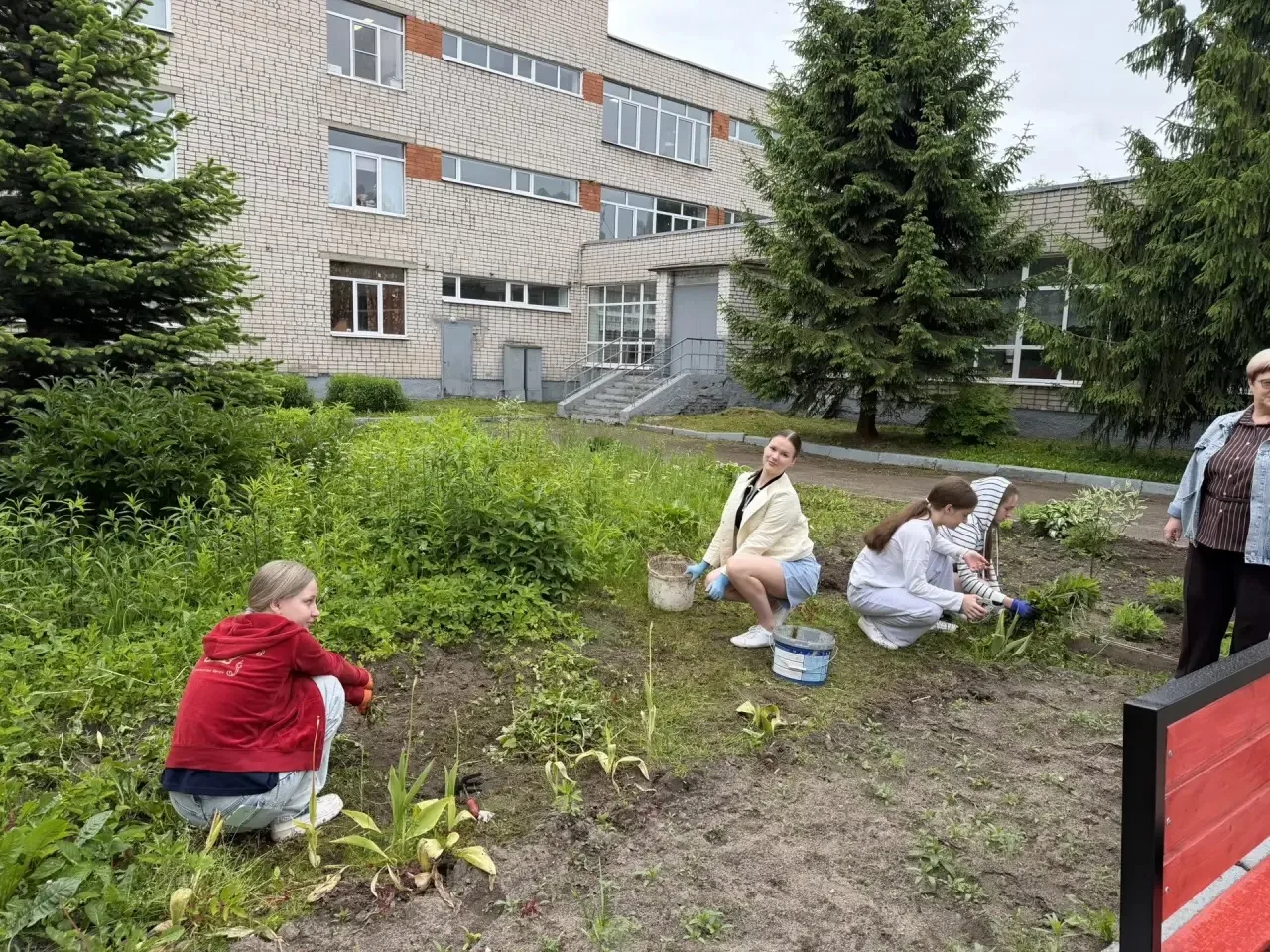 🌿Труд на свежем воздухе: школьная практика приносит радость! 🌿