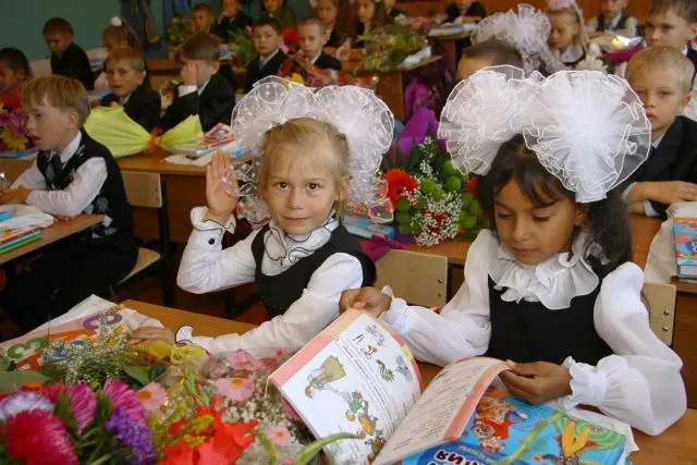 Снова звенит заливистый звонок...