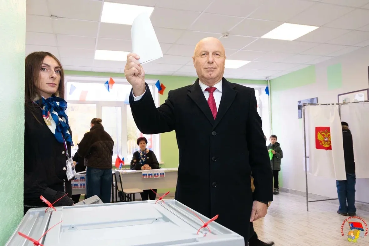 Первый заместитель Председателя Магаданской областной Думы Александр Басанский проголос...