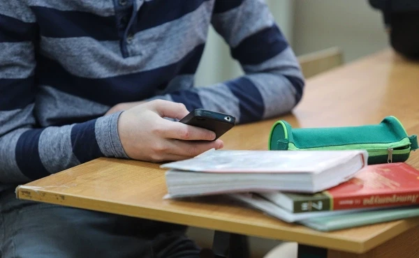 📵 С 1 сентября в школах официально запретят телефоны на уроках