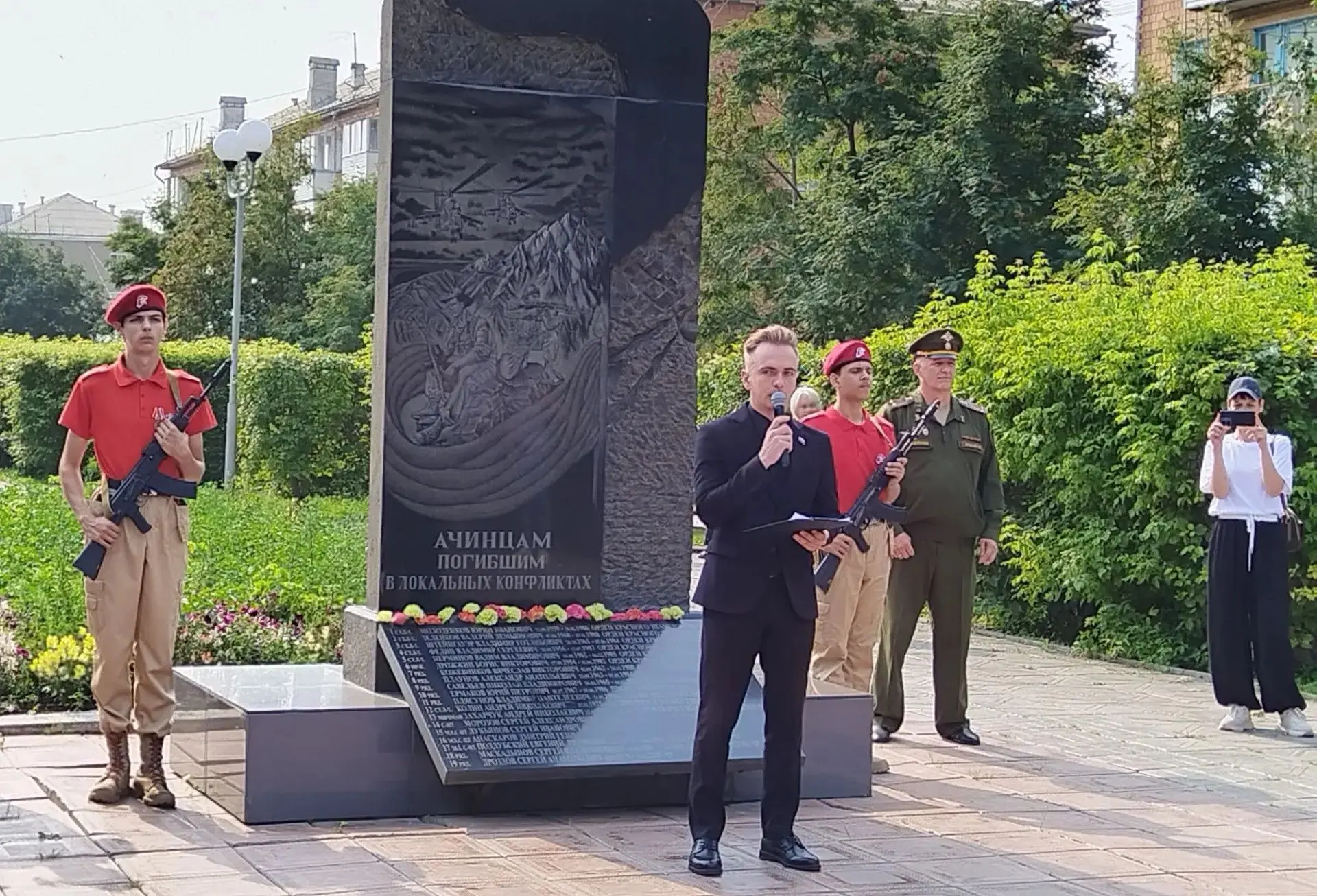 В День Воздушно-десантных войск в Ачинском округе состоялась церемония возложения цвето...