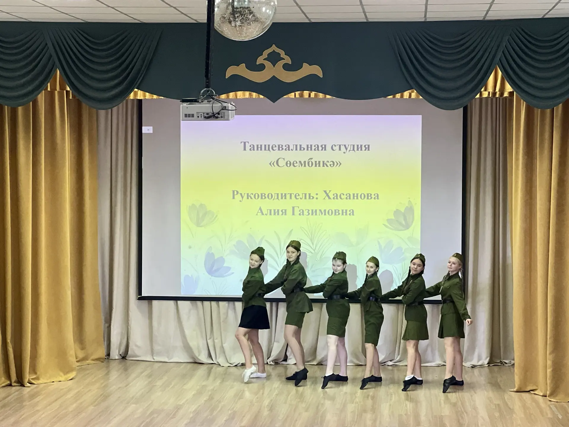 ✔️21 майда безнең гимназиядә өстәмә белем бирү түгәрәкләренең иҗади отчет концерты узды.  Сәхнәдә ха