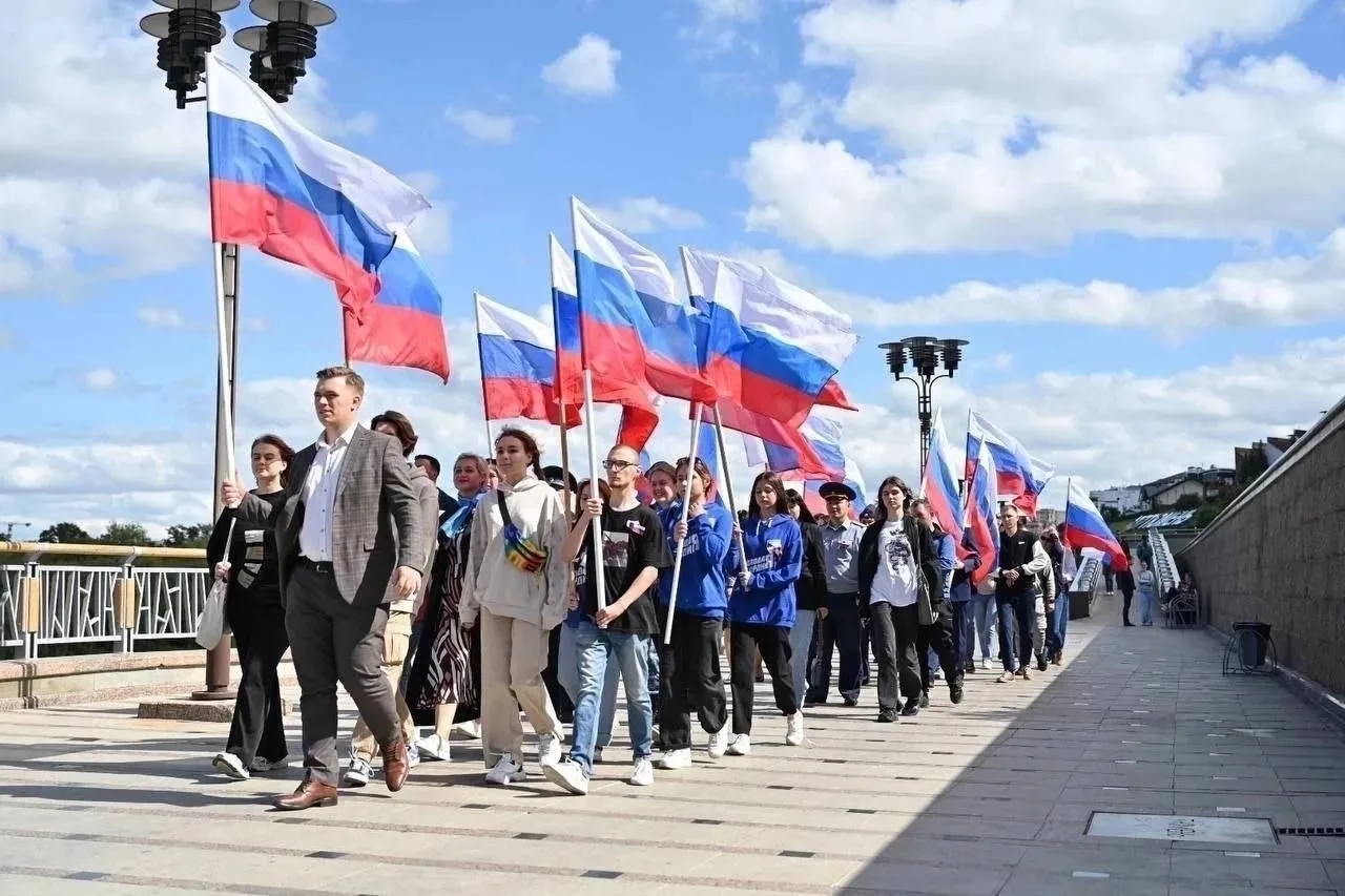 В Тюмени водрузят Государственный флаг Российской Федерации на верхний пилон моста Влюб...