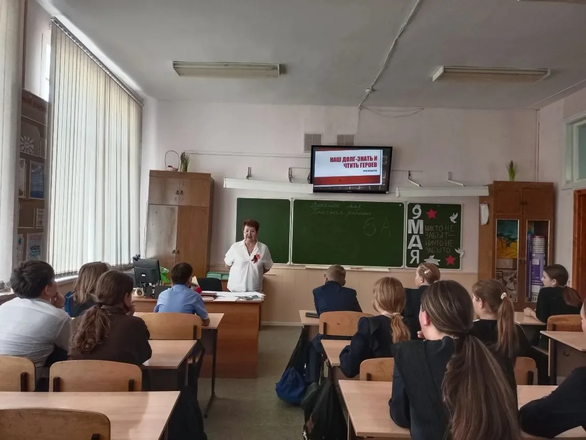 В 6 «А» классе МБОУ СШ №28 состоялся Урок мужества, на котором ребята встретились с мам...