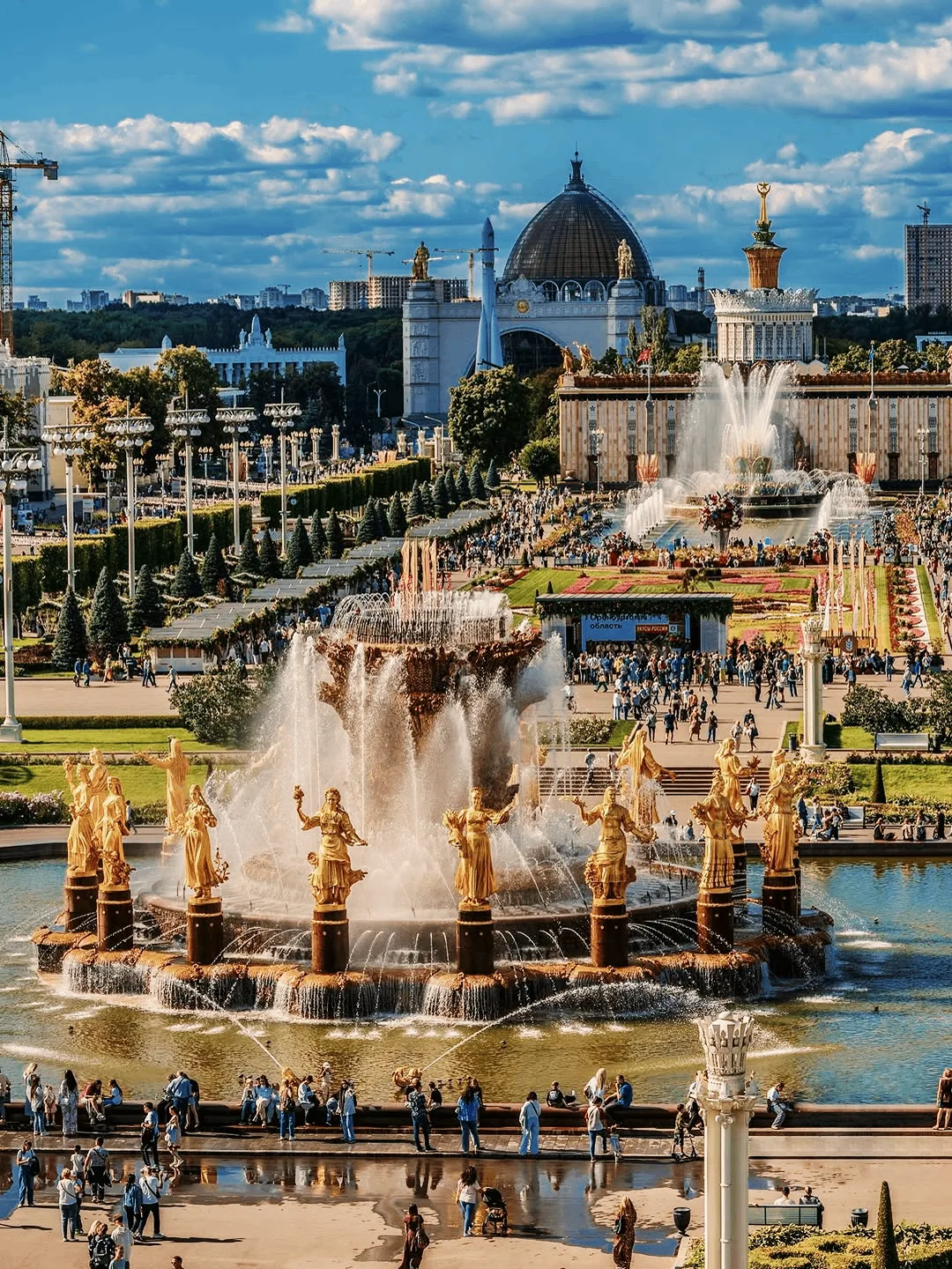Прекрасный летний вечер на ВДНХ. Москва, Россия.