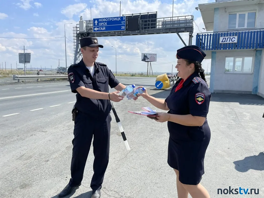 Сотрудники Госавтоинспекции помогли водителям в жару

Всего одна бутылочка воды в 30-градусную жару 