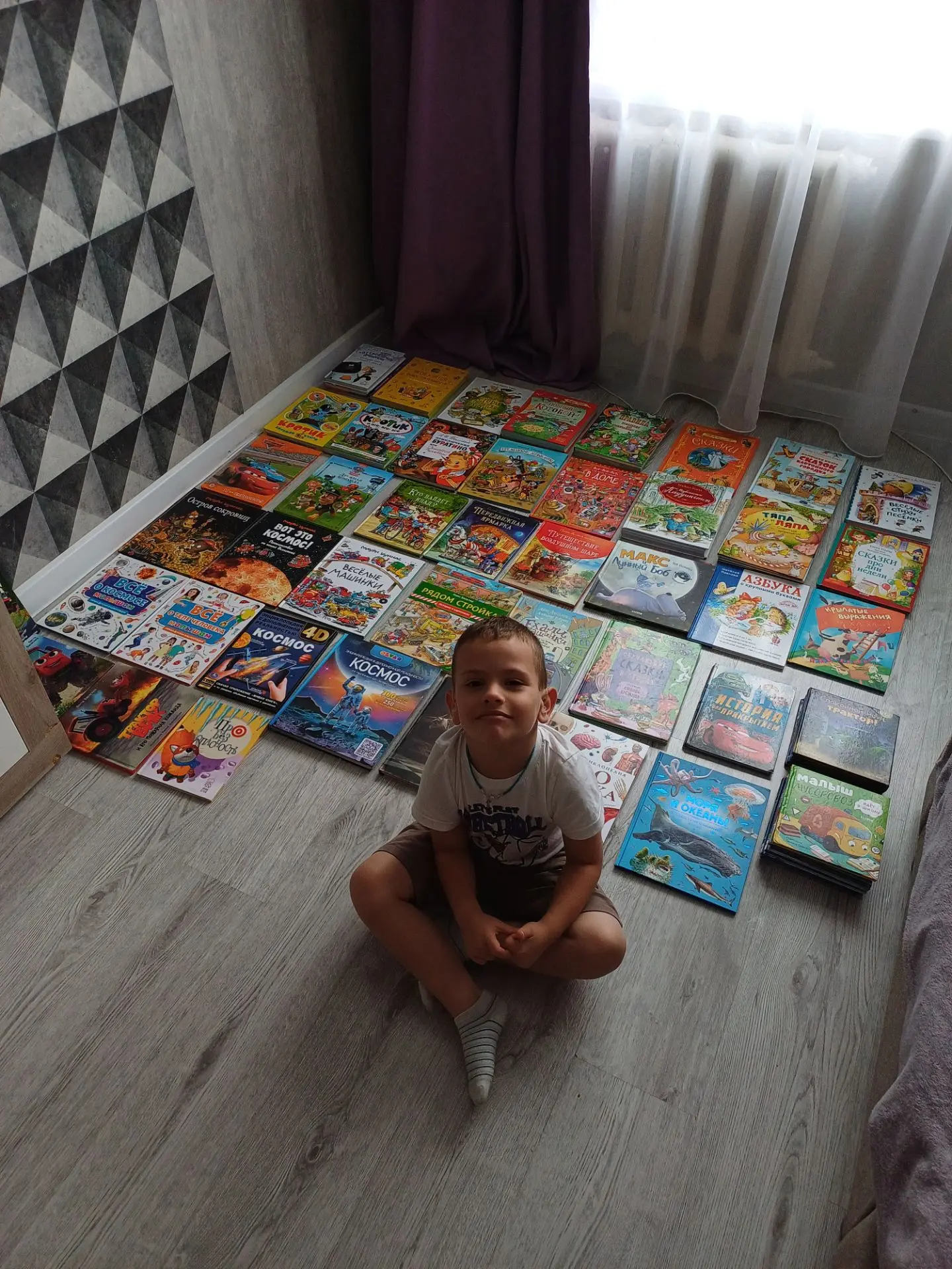 Сидит "колбаса деловая" в царстве книг своих 📚