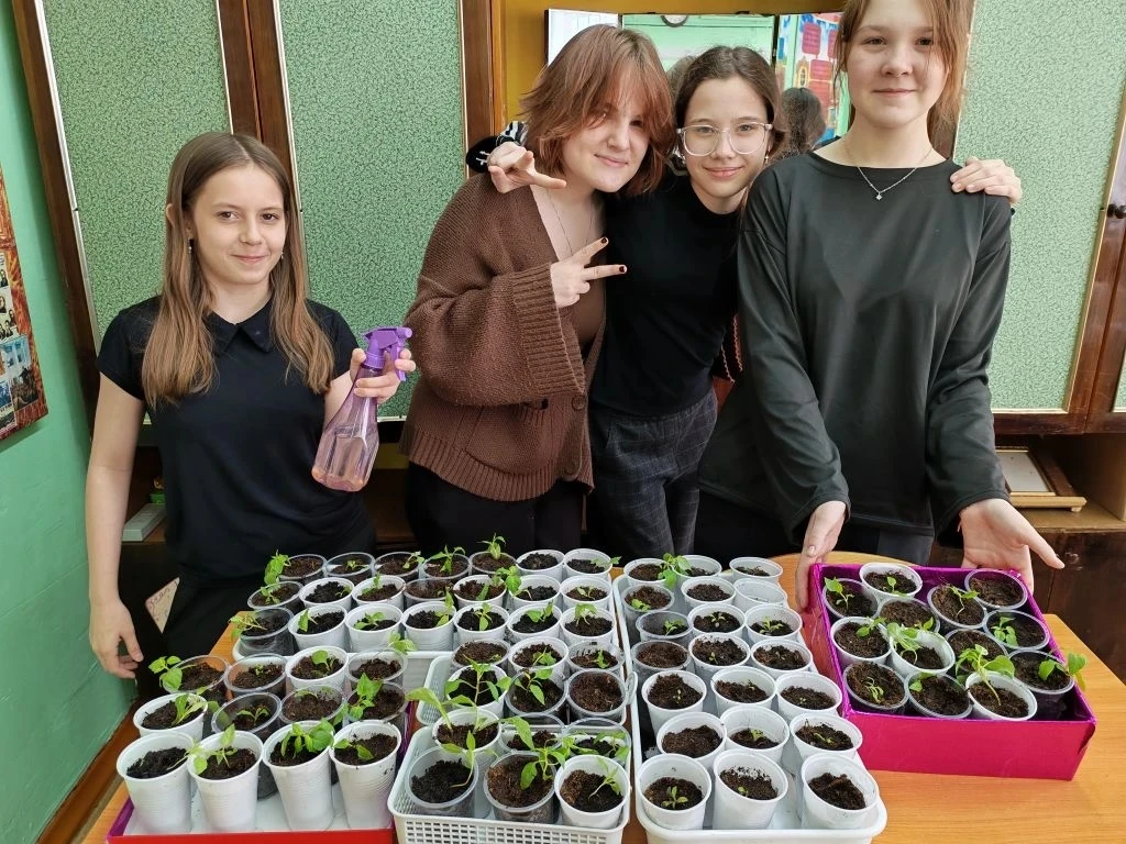 Ученики шестого класса озеленяют школу!  Сегодня ученики 6"В" класса провели замечательный экологиче