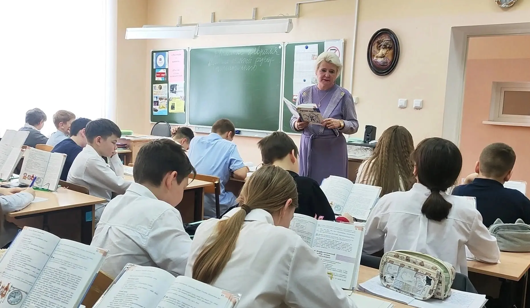 👩‍🏫 Поздравление Главы г.о. Октябрьск В.В. Ревина с Днём учителя