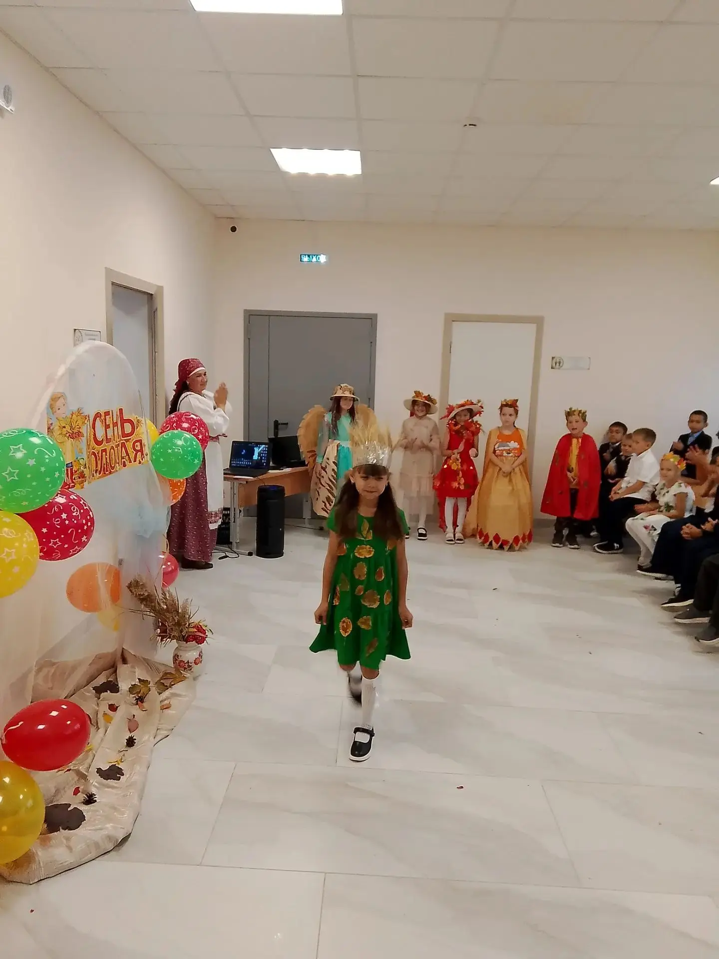 Осень к нам всегда приходит,       Праздник за собой приводит,