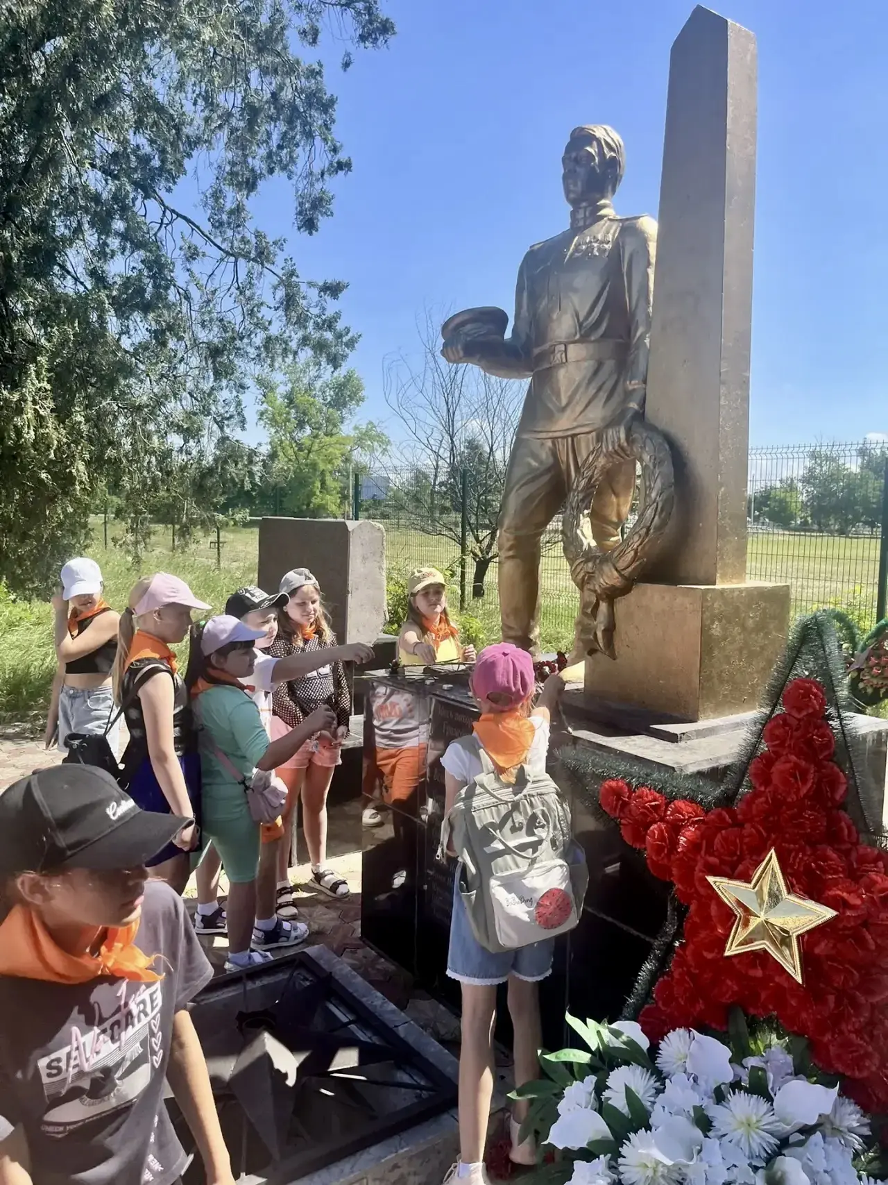 Сегодня, 22 июня, в нашем лагере прошли мероприятия, посвящённые дню памяти и скорби. 22 июня- это д