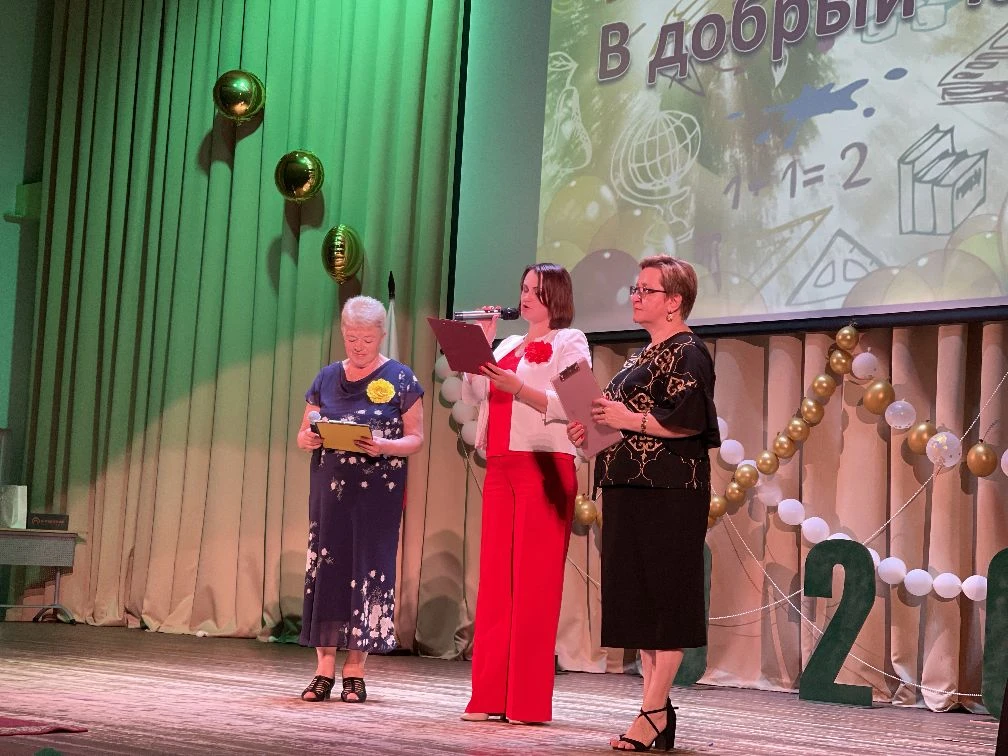 🎉 Последний звонок в 4‑х классах: прощание с начальной школой!🎉  Сегодня у нас особенный и трогатель