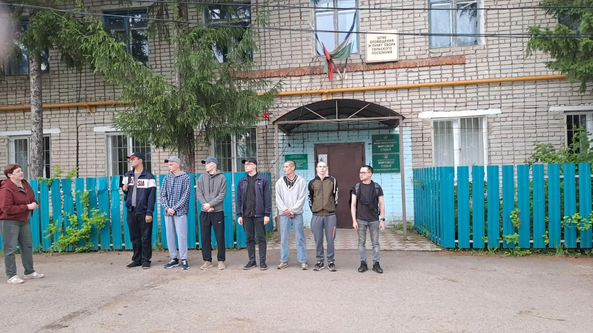 🫡 В добрый путь, призывники! Достойной службы, земляки!
 
Раннее утро у военкомата сегодня выдалось