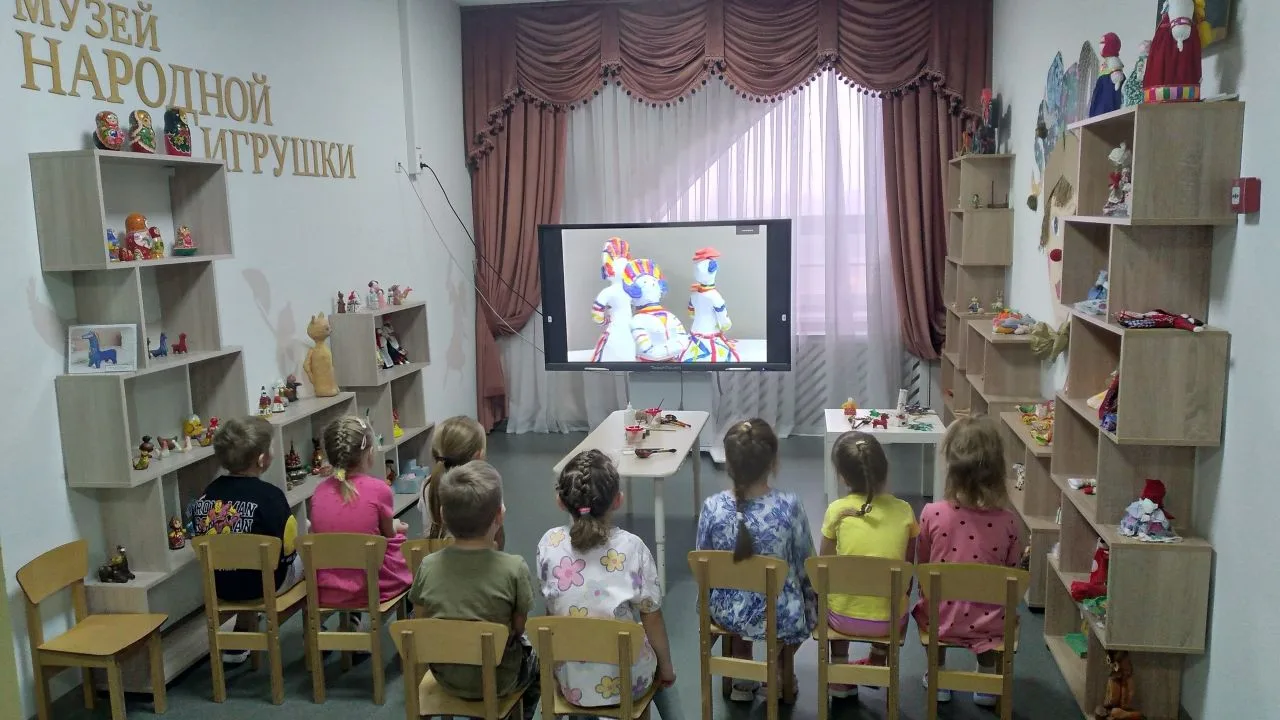 Музей народной игрушки.

Казалось, что может быть более традиционным, чем музей в детском саду? Одна