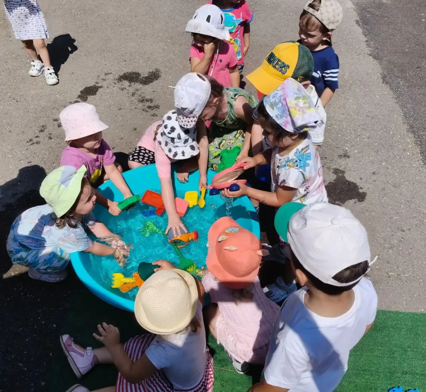 ☀️ Солнце, воздух и вода — наши лучшие друзья! ☀️ 
 Игры с водой вызывают у детей море восторга.
Это