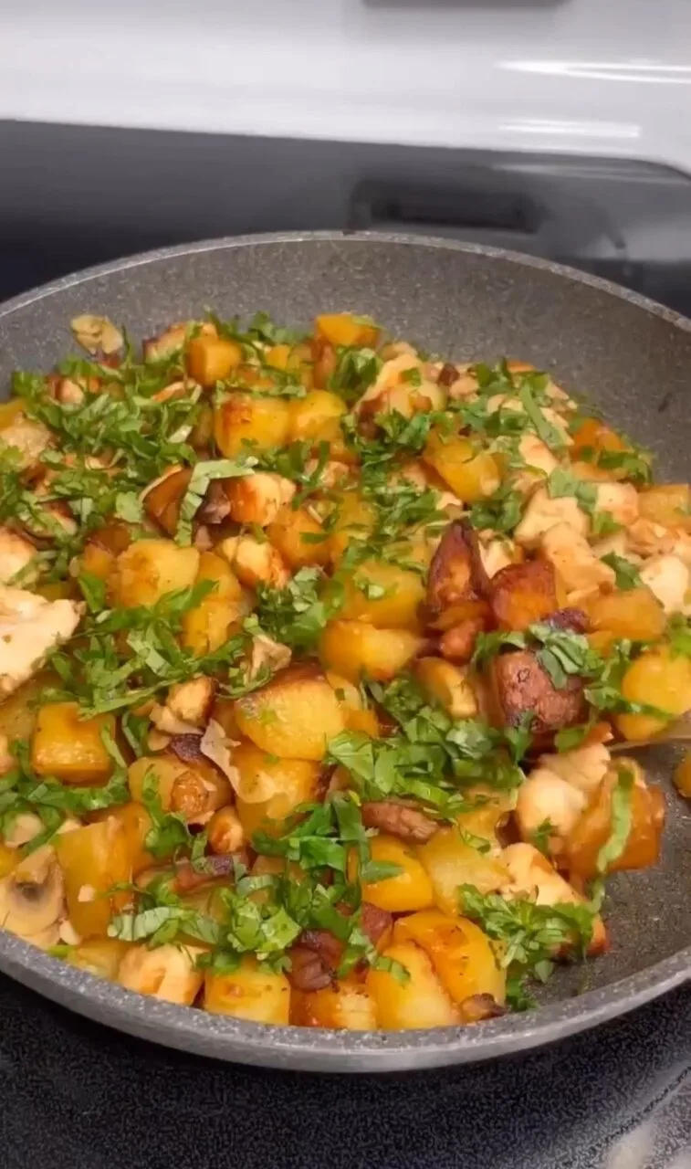 🥔 Фантастически сытная, ароматная и сочная жареная картошка с нежной куриной грудкой, ...