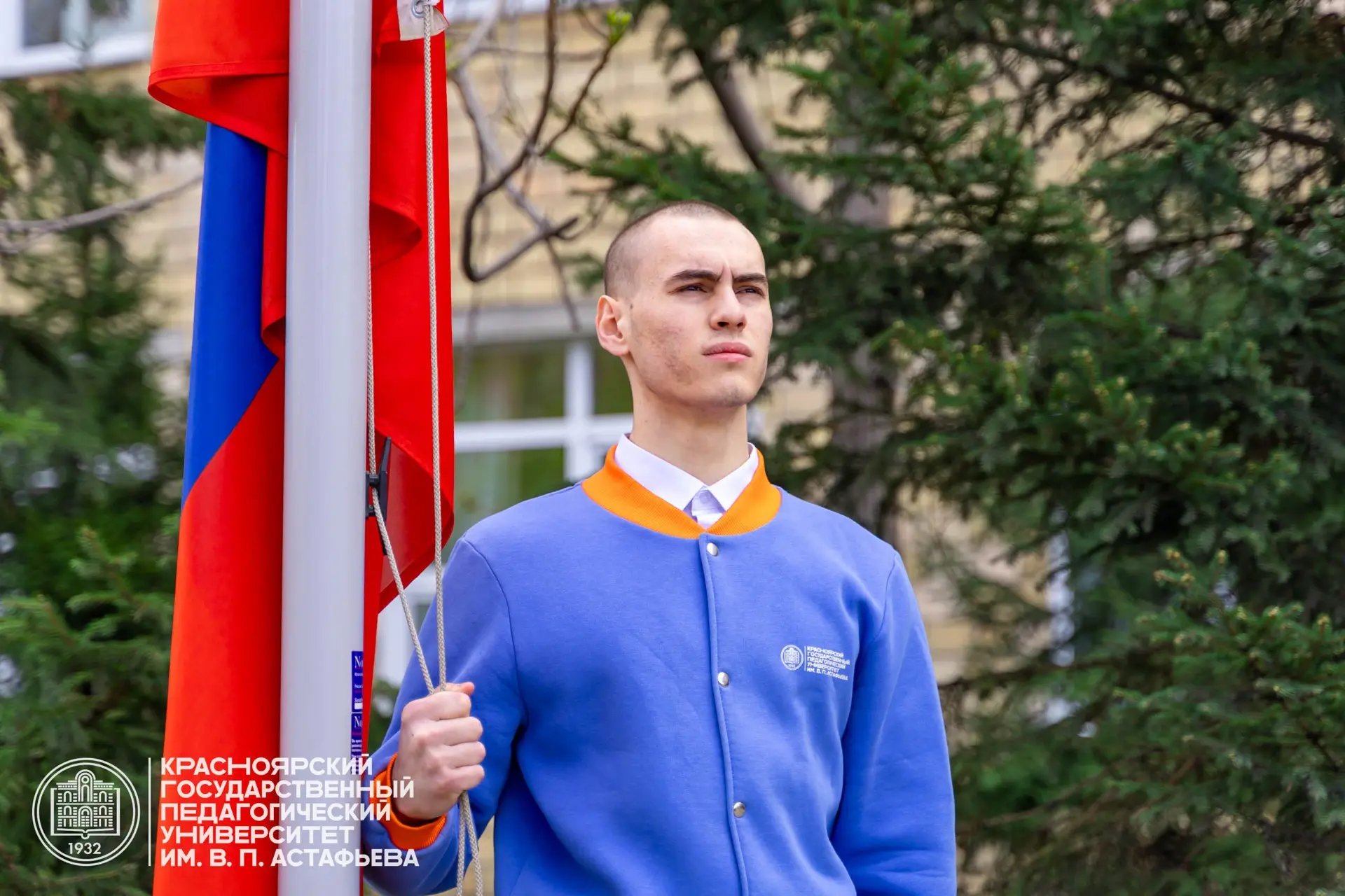 Традиционно начинаем новую неделю с церемонии поднятия флага 🇷🇺  Право торжественно поднять Государс