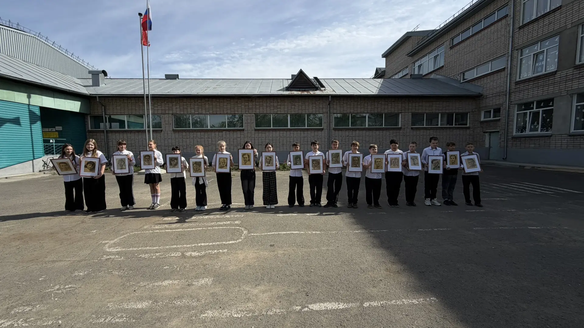 🇷🇺Наш школьный двор превратился в настоящий штаб подготовки к великому празднику.  До 81-й годовщины