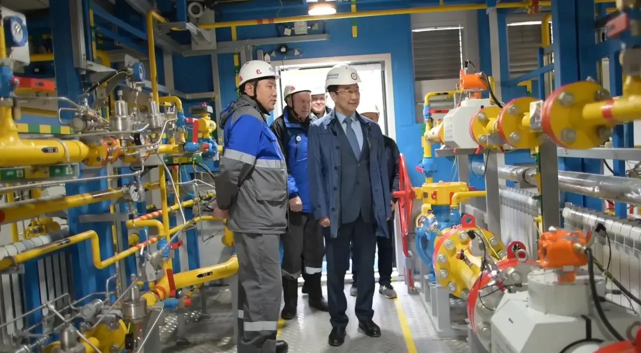 Провел в Олекминске рабочее совещание по газификации Южной Якутии. Программа охватывает...