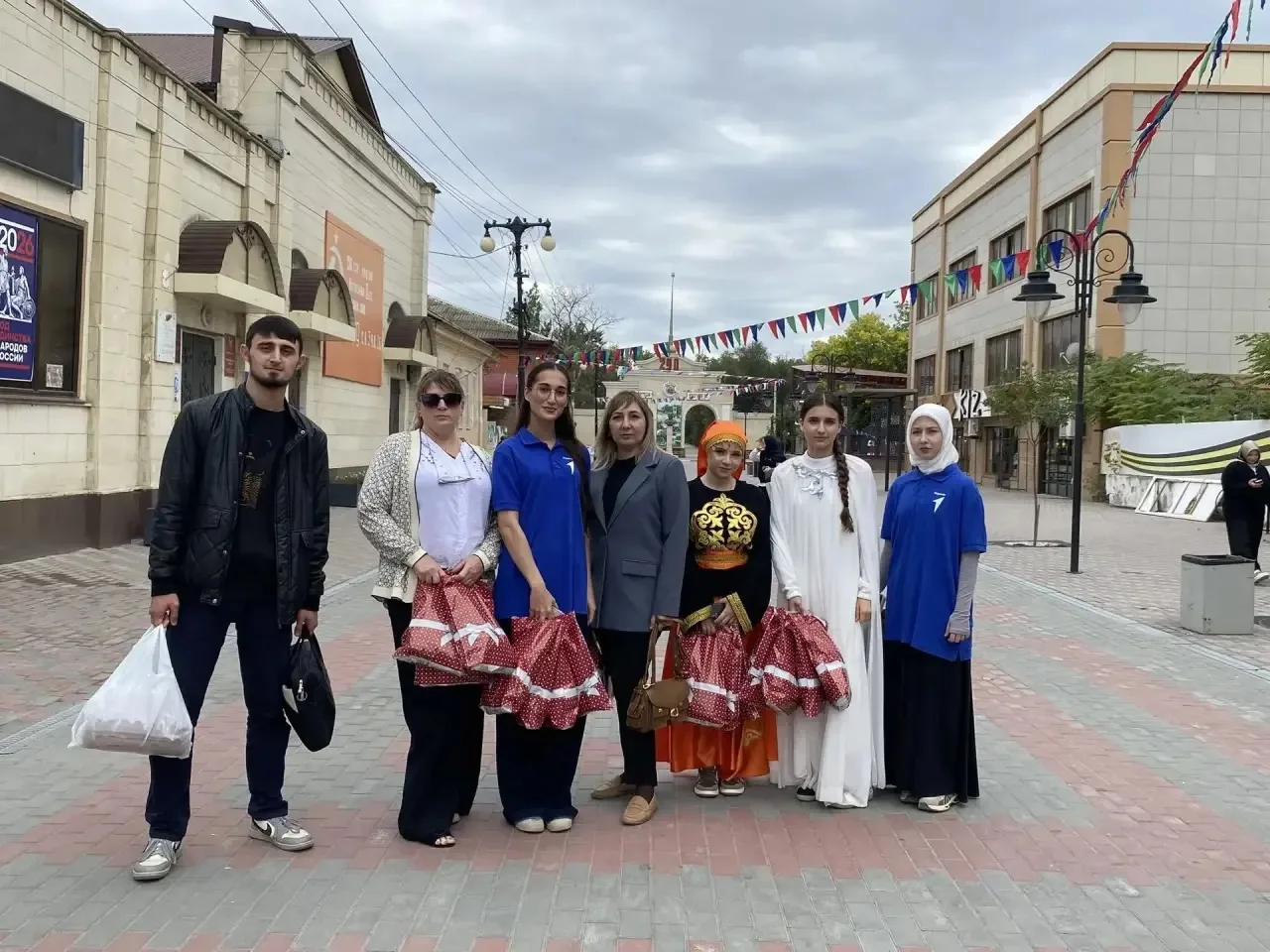Иногда человеку не нужны ни подарки, ни громкие слова — ему просто нужно, чтобы кто-то ...