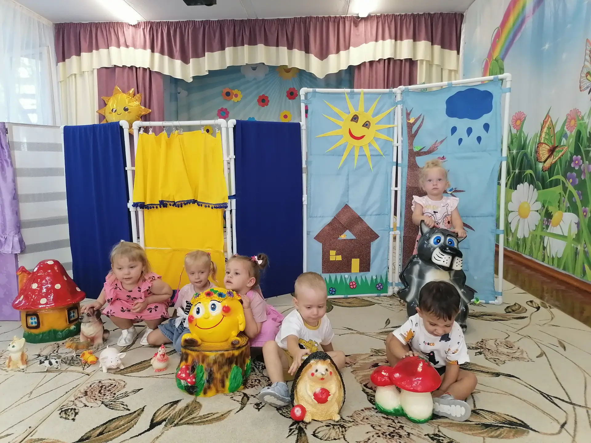 наши малыши познакомились с кукольным театром. Сказка "Колобок" вызвала у детей бурю эм...