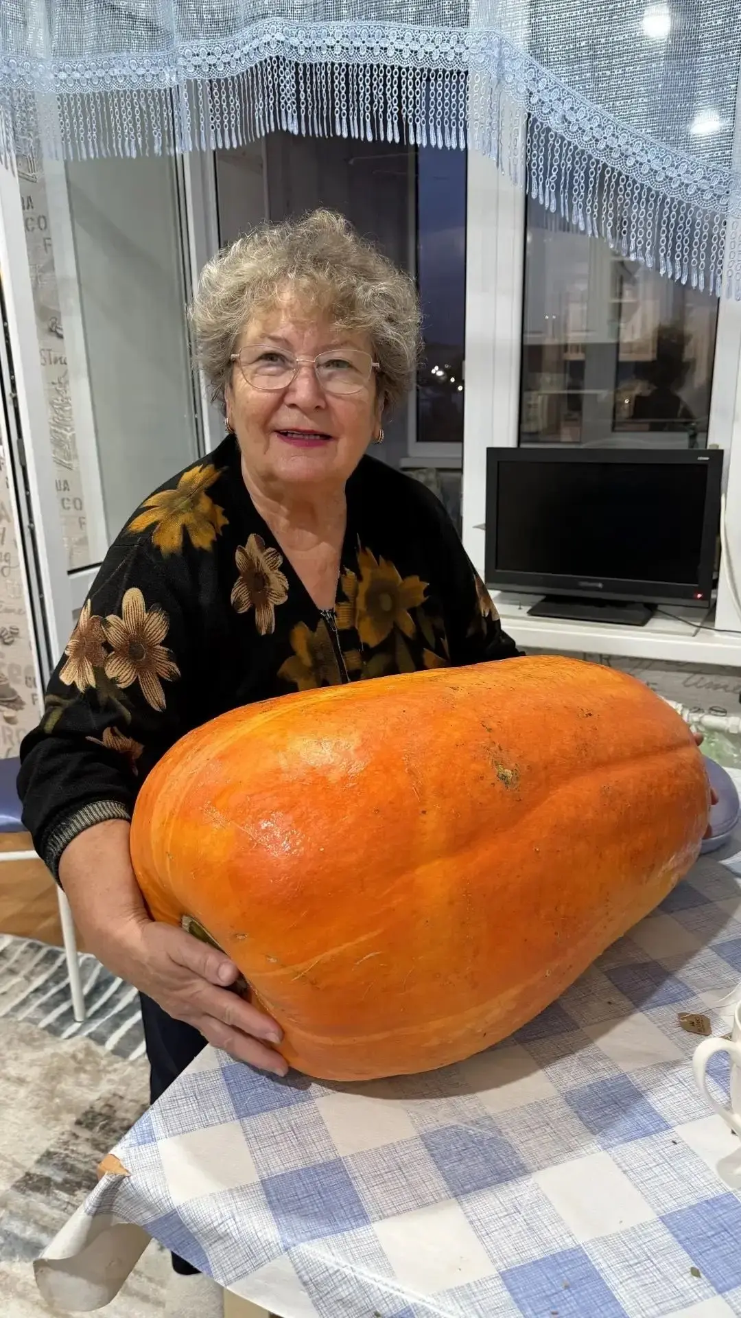 🎃 Тыква-гигант! Жительница Менделеевска вырастила рекордный урожай