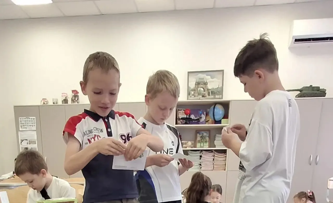 С окончанием учебного года учеников 2 "Б" класса поздравили друзья по переписке из города Изобильног