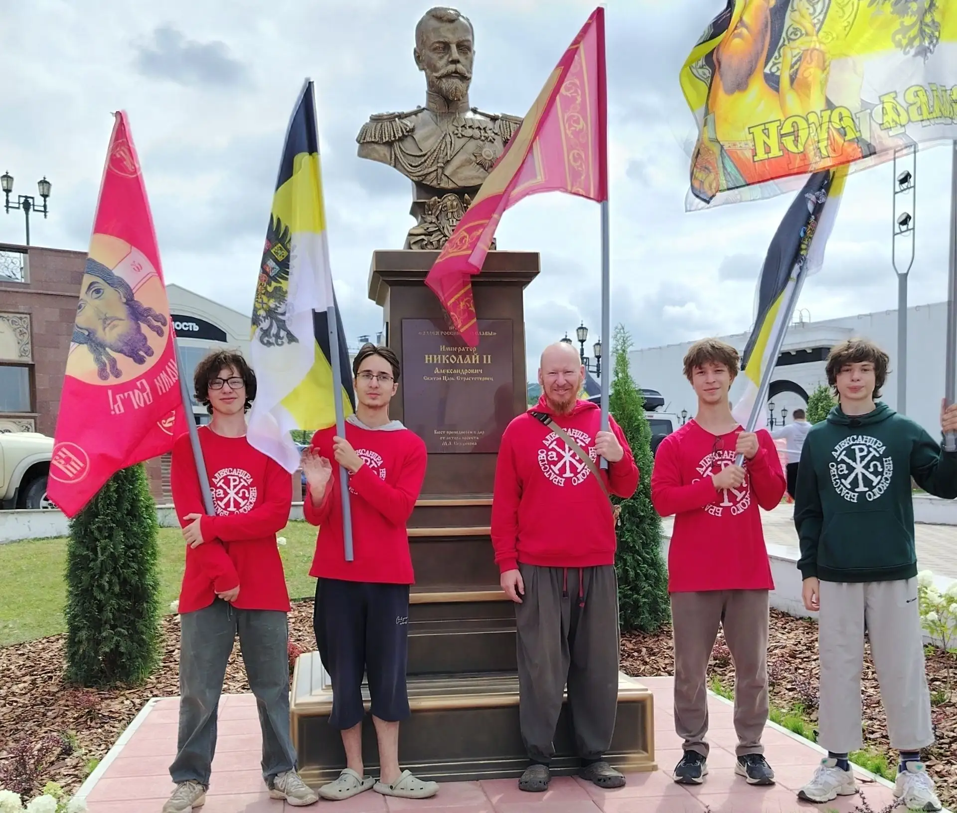 Теперь в Южно-Сахалинске есть памятник царю Николаю II. Низкий поклон директору телекан...
