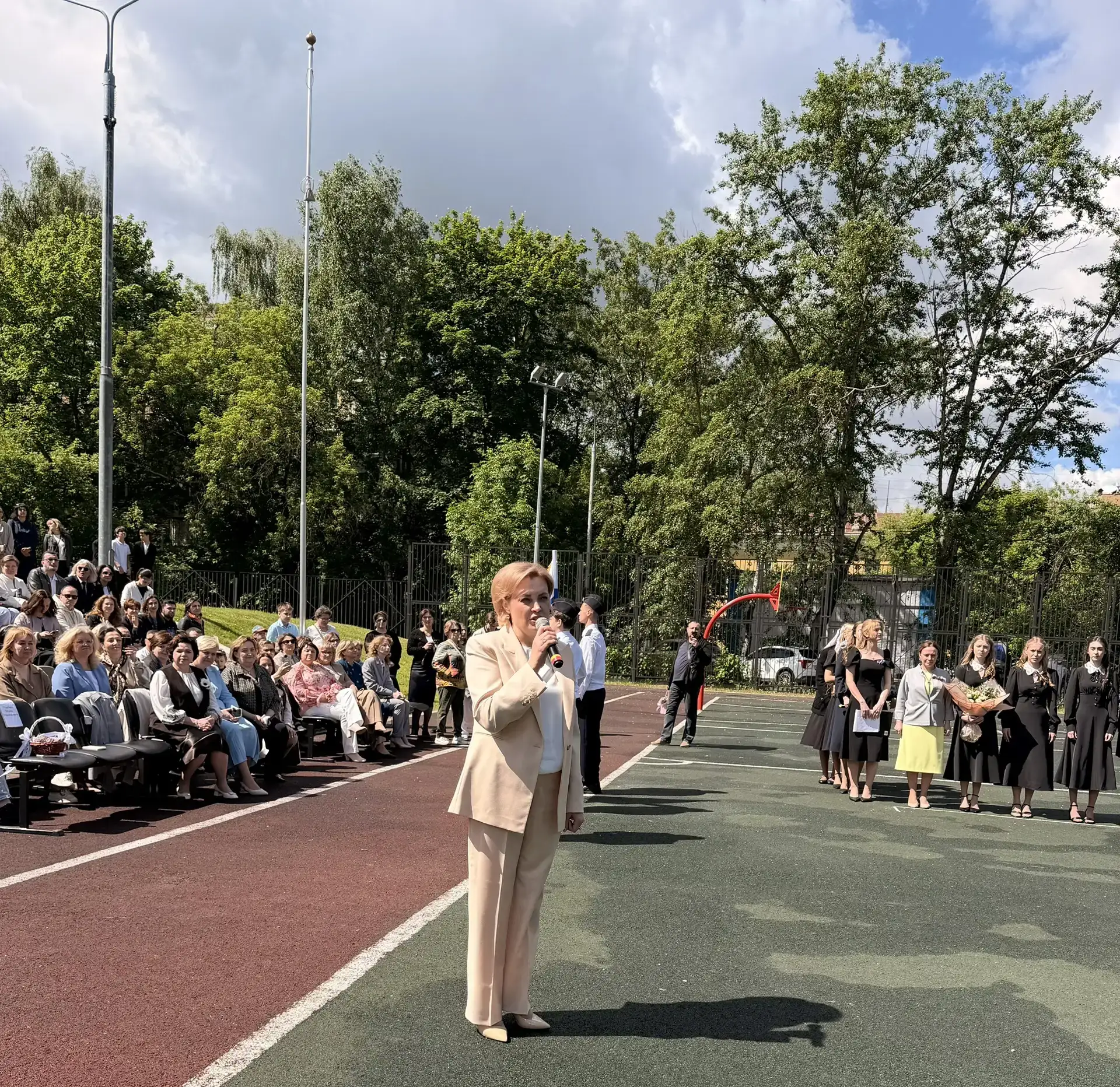 🎓 Последний звонок — начало нового пути  Последний звонок в 11 классе — особенный, трогательный и оч