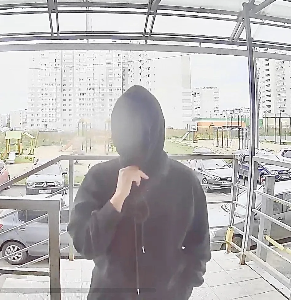 Странная женщина в чёрной маске ходит по подъездам на Архангельской