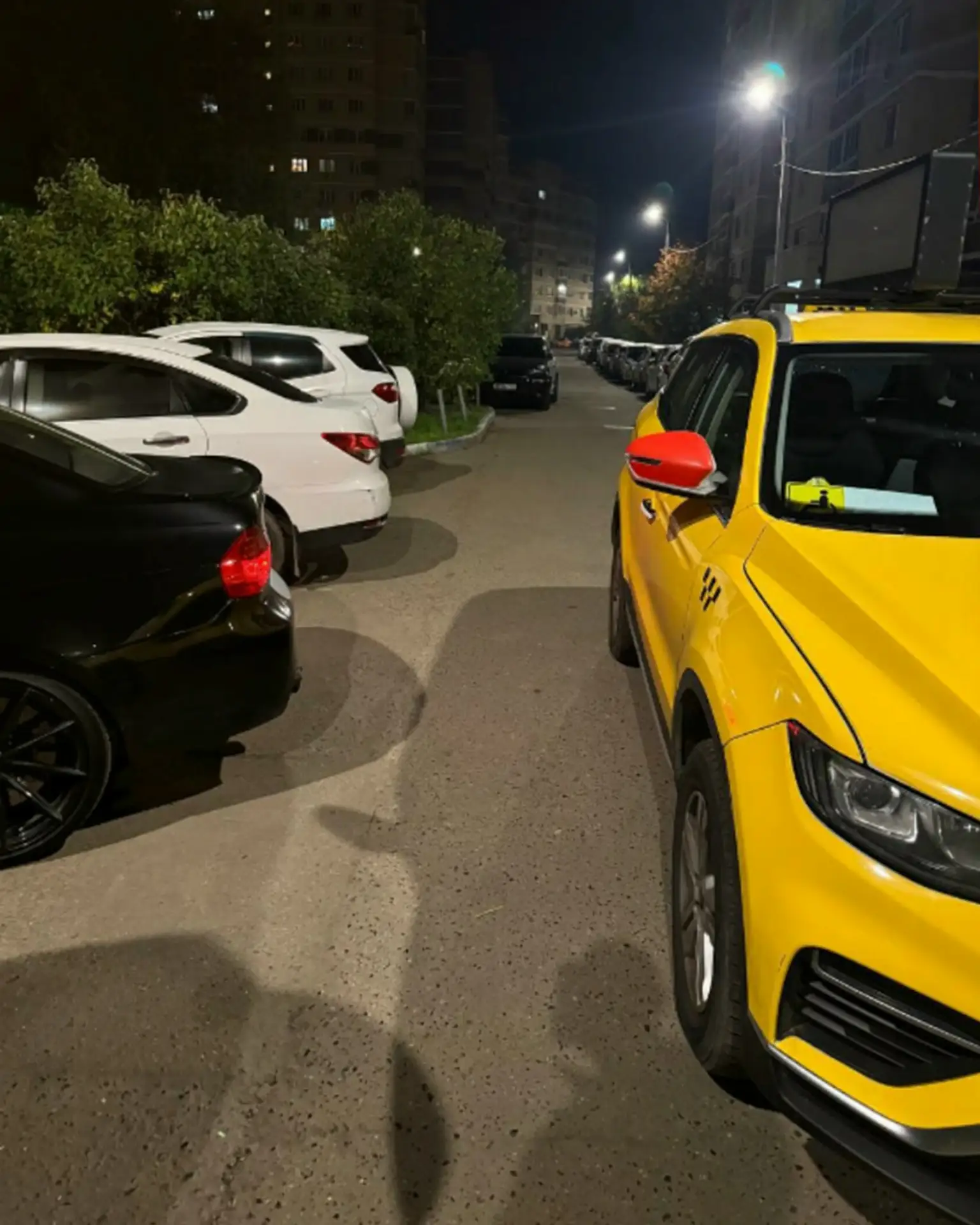 🚗 В Аничково, д. 7 жители столкнулись с проблемой: проезд оказался перекрытым из‑за не...