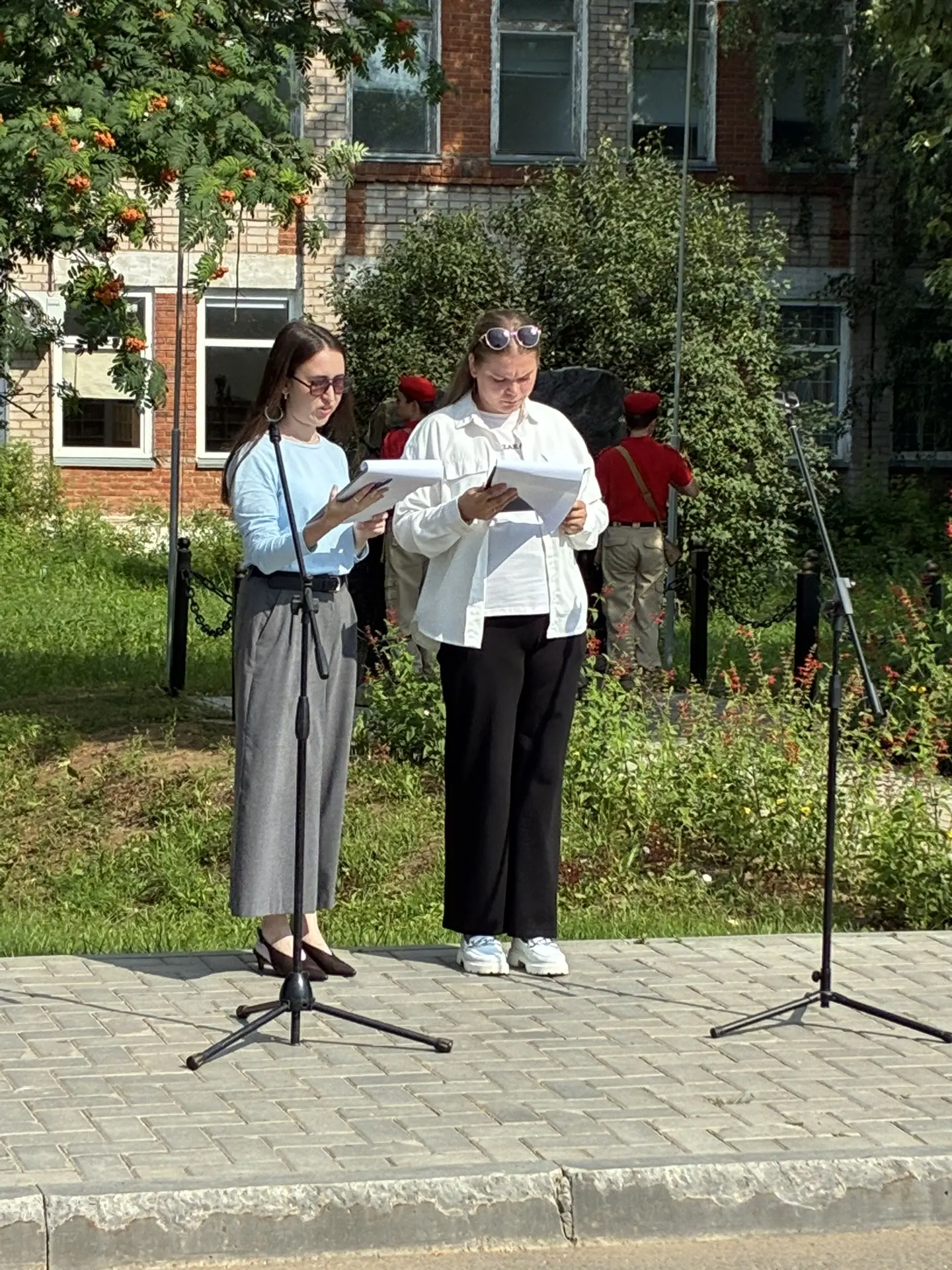 Девчонки, вы сегодня просто огонь! 🔥

День ВМФ, митинг — и всё это под палящим солнцем. Жара такая,