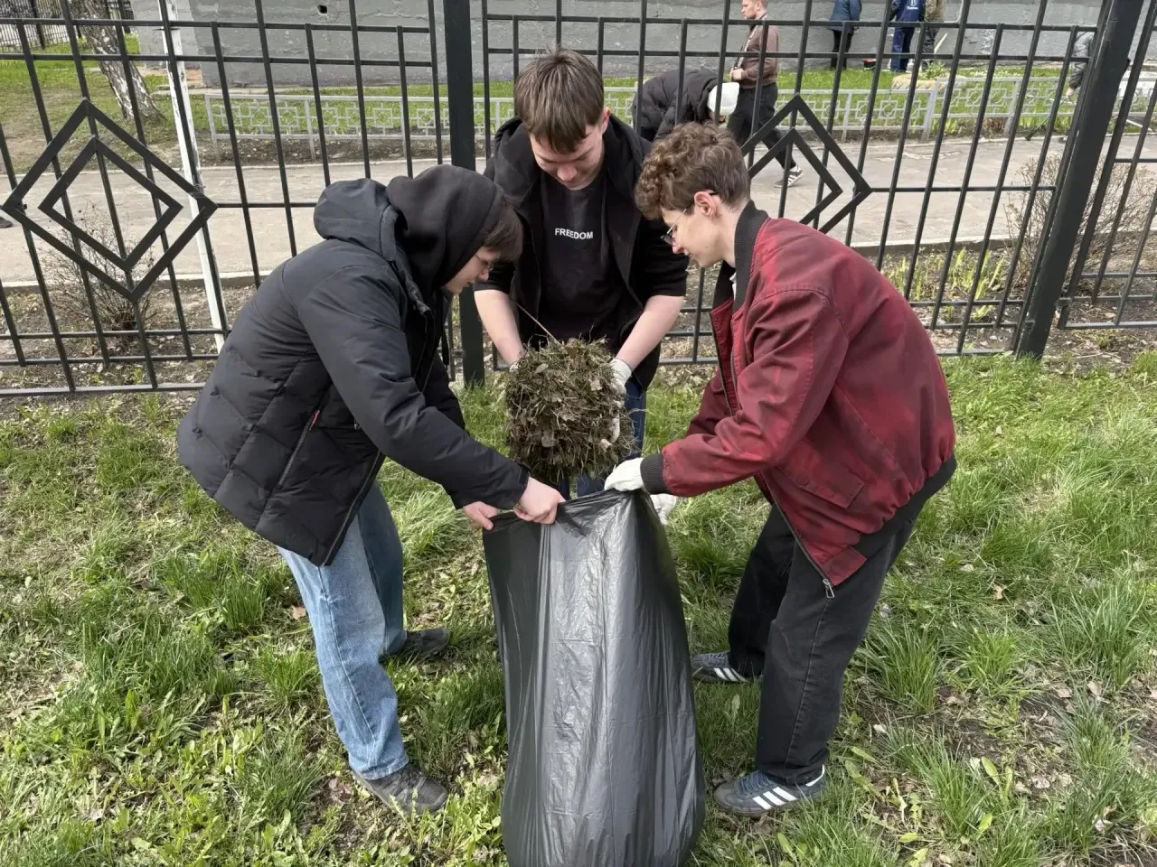 Студенты группы ОП1-25 и ТО1-25 присоединились к Экологической акции «Чистый четверг»!  🔥 это отличн