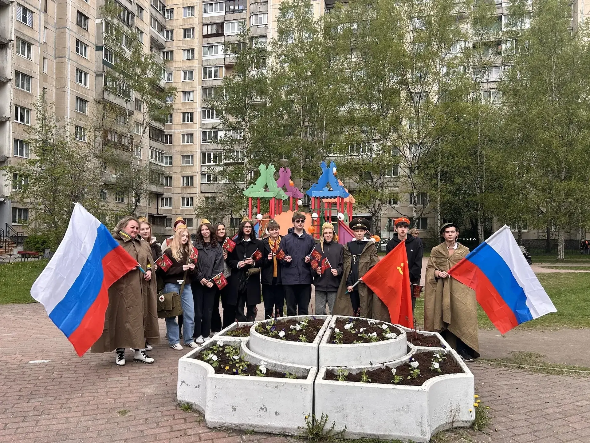 7 мая учащиеся 10"а" класса вместе с учителем английского языка Осмоловской Е.А. и УК О...