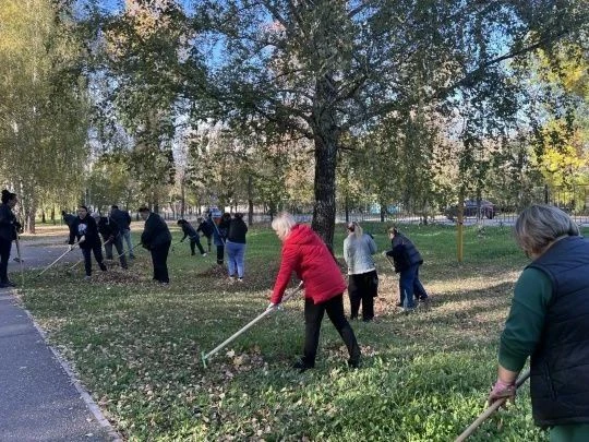 Сегодня сотрудники районной и городской администраций вышли на уборку сквера Нефтяников...