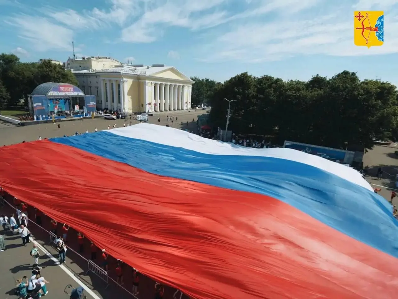 На Театральной площади установили рекорд по развёртыванию самого большого триколора. Пл...