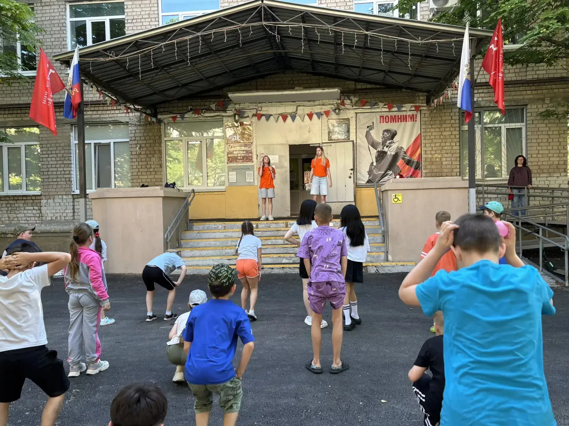 🇷🇺 День в лагере "Сказка" начался с традиционной и всегда волнующей церемонии: торжественного подн