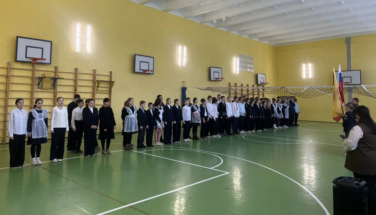 Традиционная линейка по понедельникам  🗓 Сегодня в нашей школе прошла традиционная линейка, посвящен