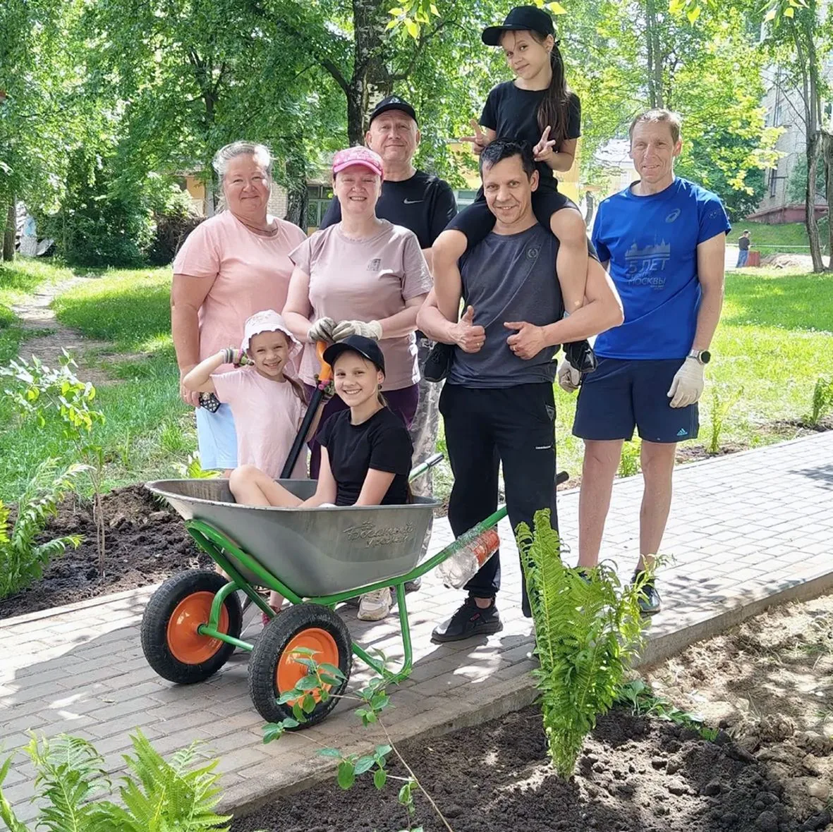 Жильцы высадили цветы вдоль тротуара во дворе дома на пр. Кирова, 14
