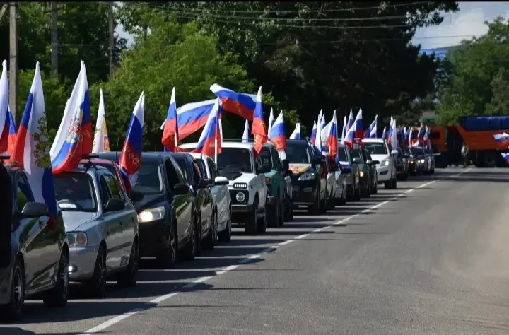 С Днём России, дорогие друзья! 🇷🇺

В этот важный и светлый праздник наша воспитанница группы «Подс