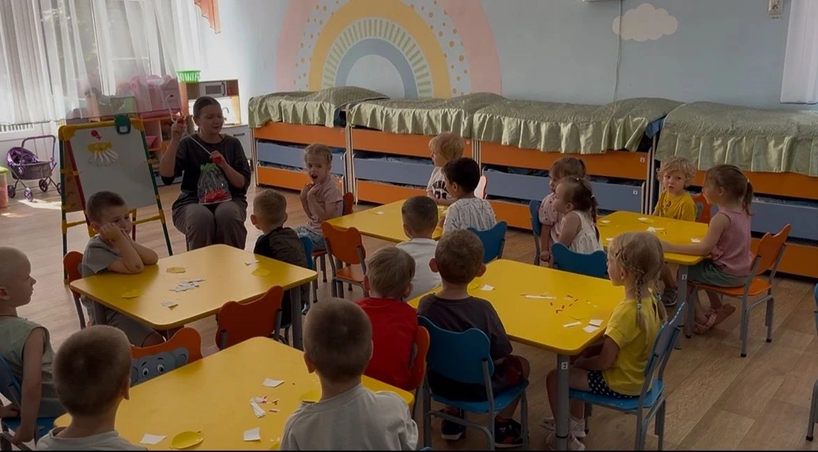 Сегодня ребята младшей группы №11 вспоминали одну из самых важных профессий - врач. Дети рассматрива