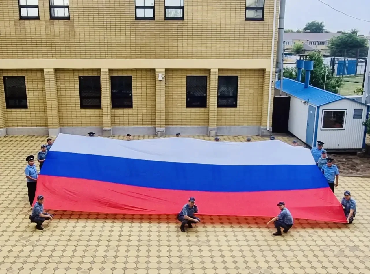 🇷🇺Сотрудники УФССП России по Республике Калмыкия приняли участие в акции «Цвета Родины»