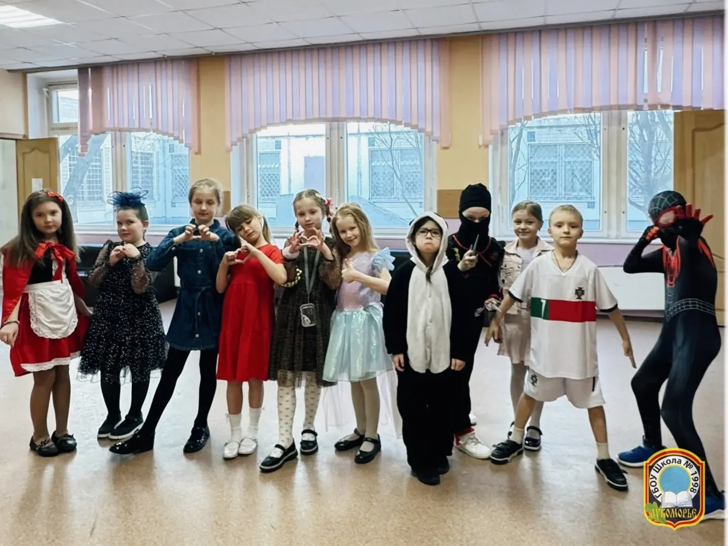 🎭 Цветная театральная пятница  В школе прошла «Цветная театральная пятница» 🎨  Ученики проявили креа