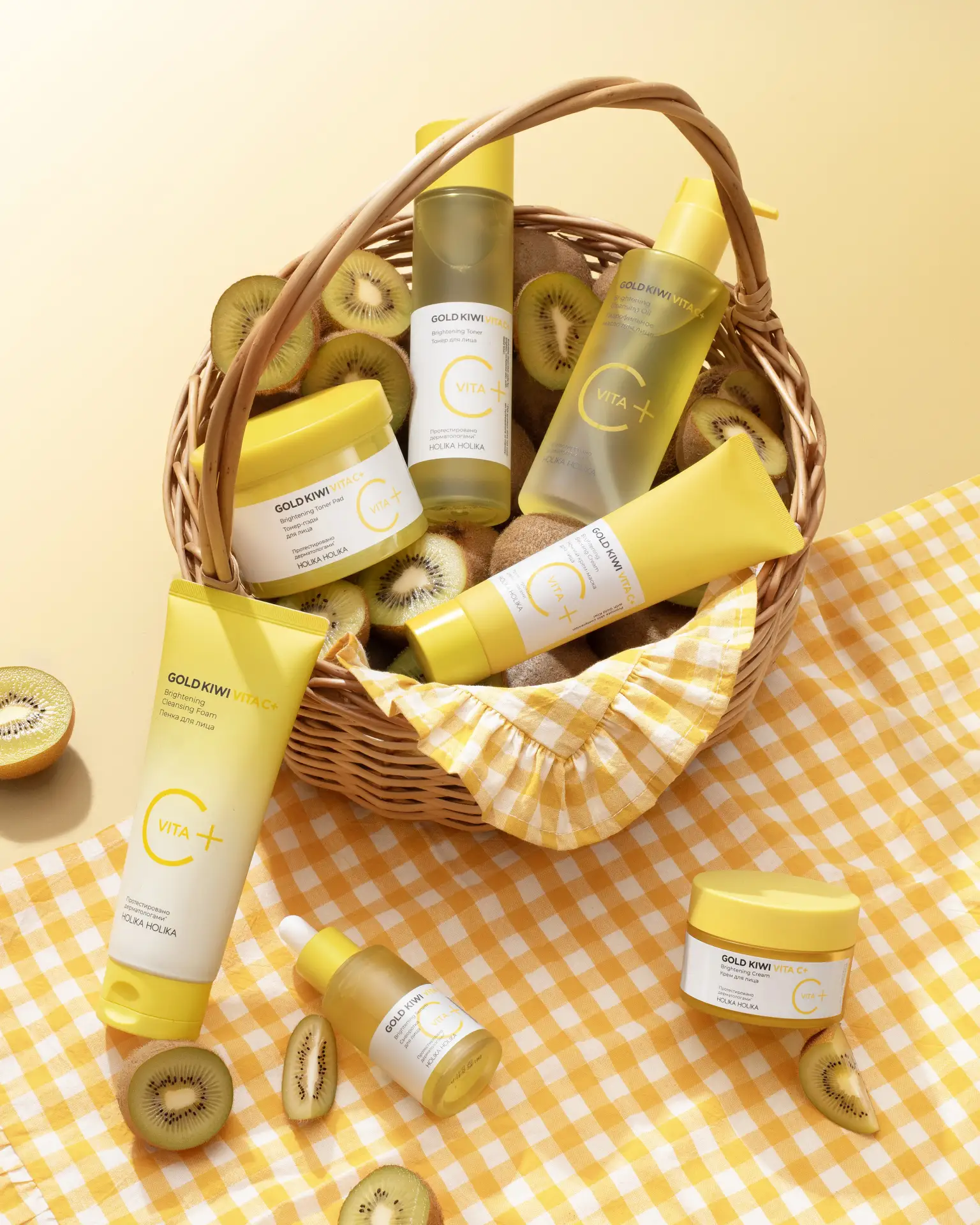 Корейский бренд Holika Holika представил новую серию ухода для лица Gold Kiwi Vita C+ — этим летом к