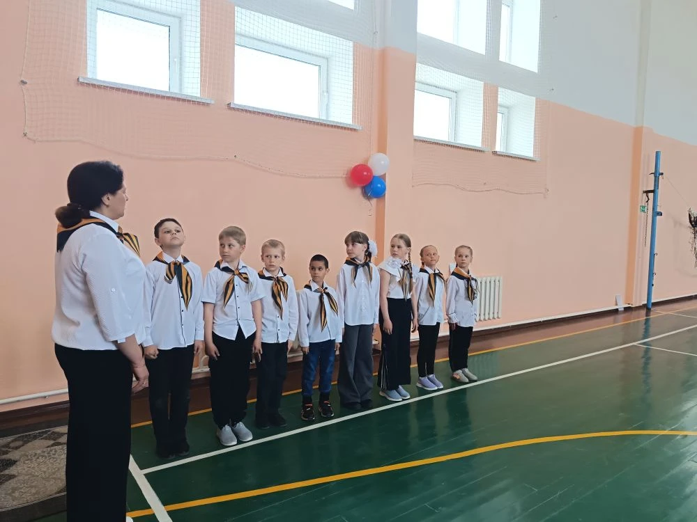 В МКОУ «Вертикосская СОШ» прошел «Смотр строя и песни» 🇷🇺