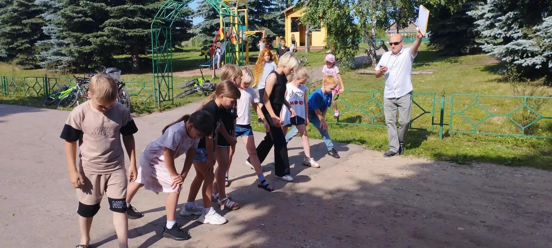 ✅В День труда в лагере все отряды работали на его благо: 🌳убирали мусор, вырывали сорняки.
 После с
