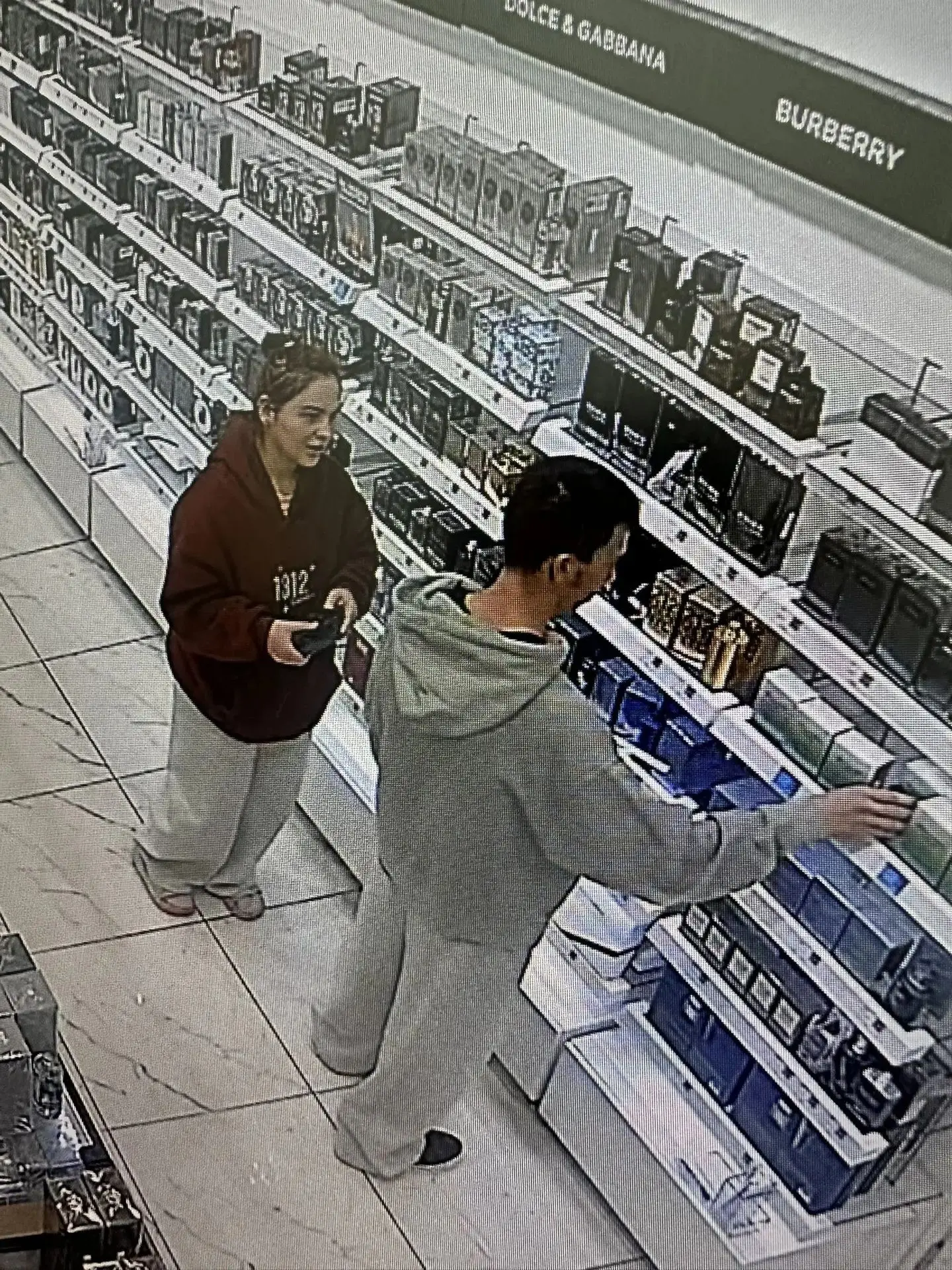 Доброго времени суток. Воришки выносят из магазина парфюм за 20к.