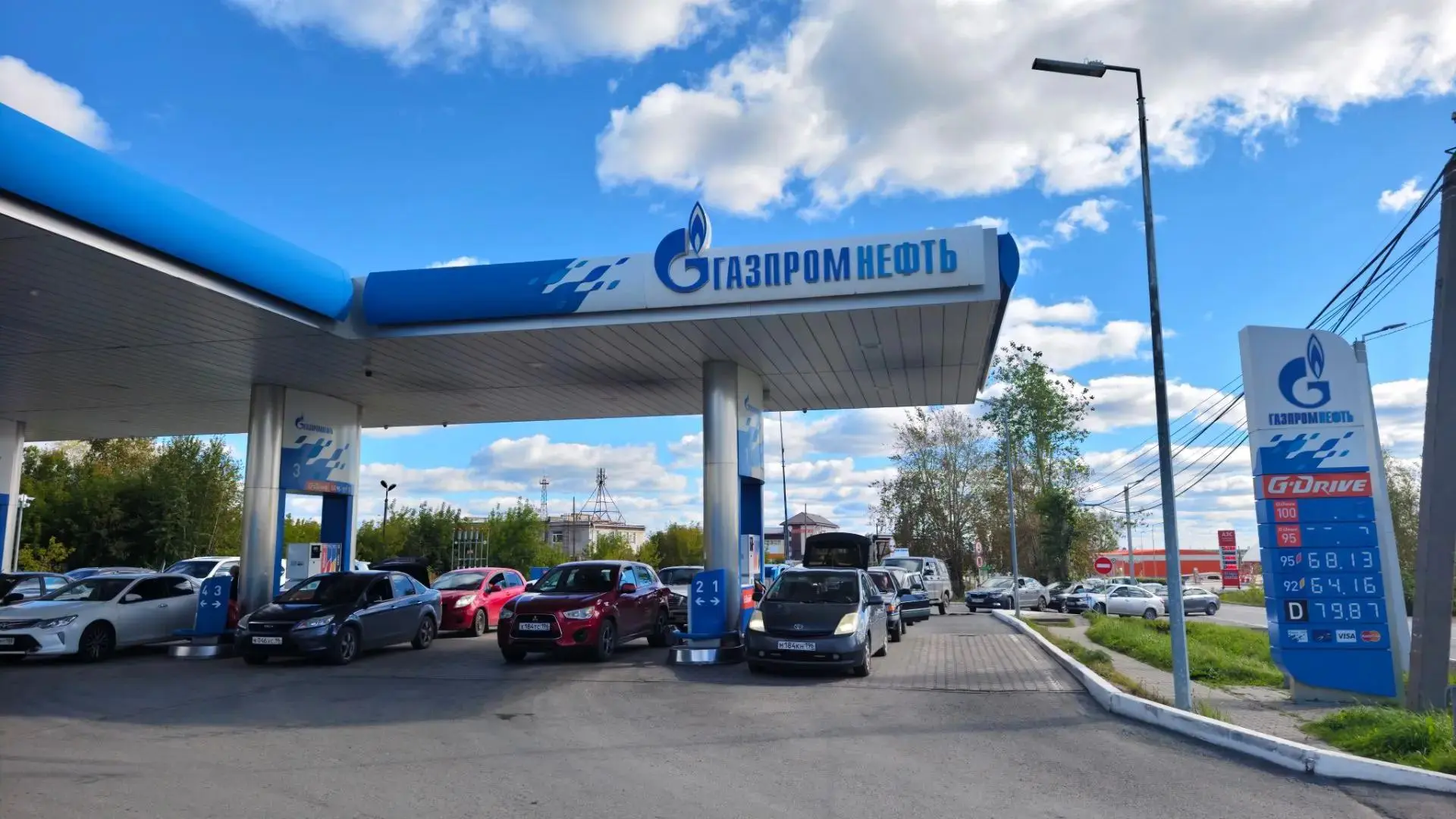 Проехали по нескольким заправкам Артемовского. Днем на самую популярную - так как удерж...